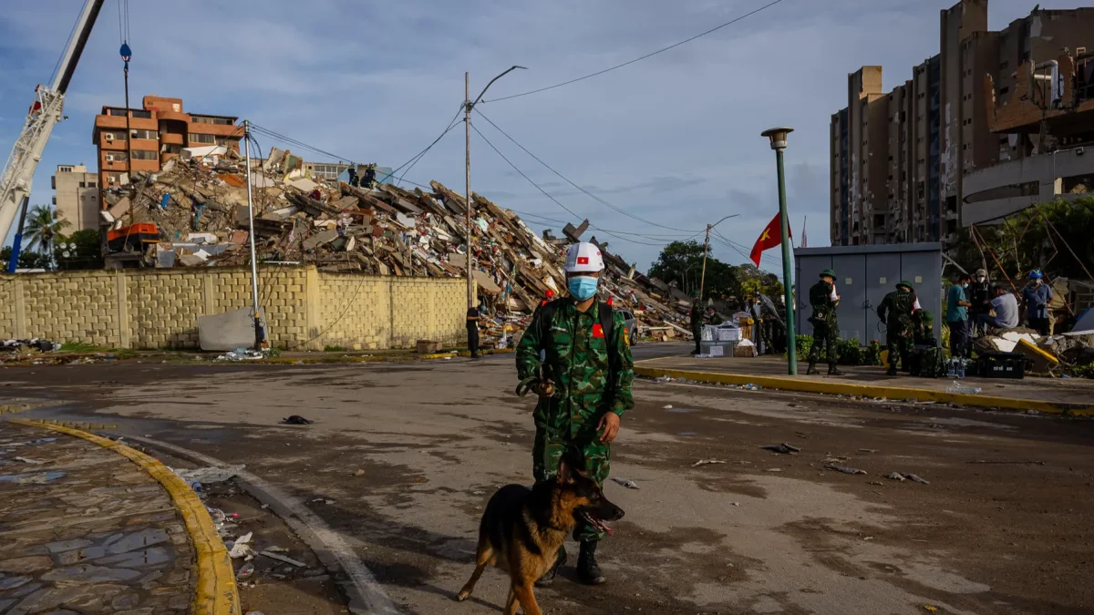 Rescatistas de Vietnam realizan labores de búsqueda de sobrevivientes a los terremotos, este 30 de junio de 2026 en Catia La mar, La Guaira (Venezuela)