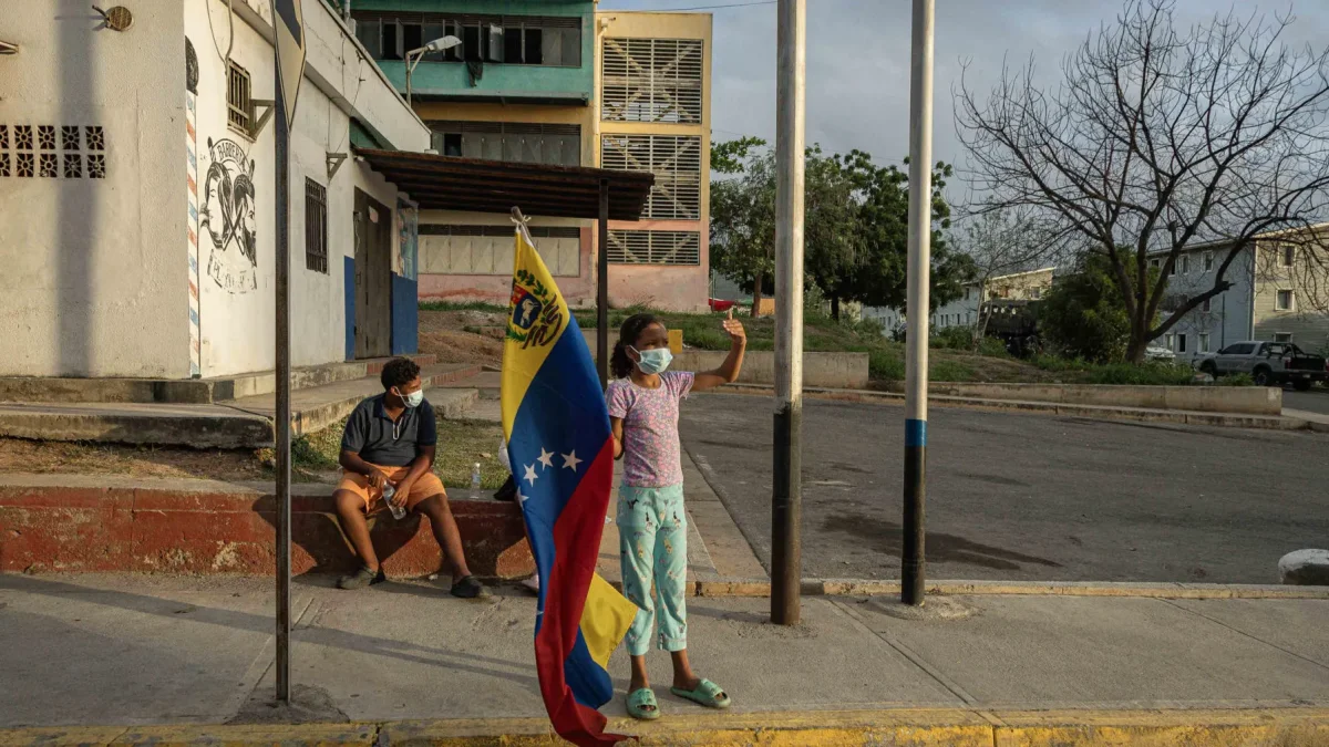 Una niña sostiene una bandera de Venezuela en una zona afectada por el doble terremoto de magnitud 7,2 y 7,5.