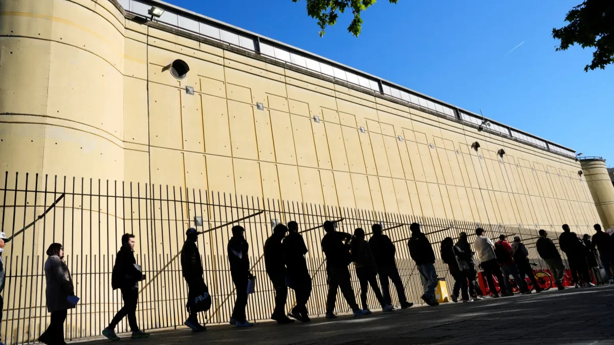 Inmigrantes haciendo fila en Barcelona para presentar su documentación ante el proceso de regularización puesto en marcha por el Gobierno español.