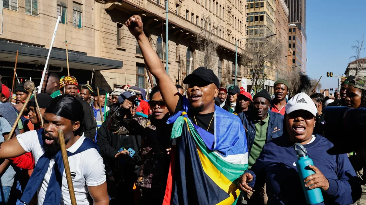 Miembros de la comunidad zulú durante una jornada de movilizaciones del movimiento nacional antiinmigración en Johannesburgo (Sudáfrica) este 30 de junio de 2026.