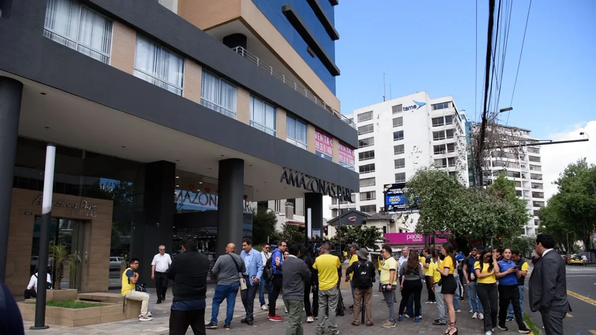 Las avenidas Amazonas y Colón, en el norte de Quito, registraron una intensa movilización policial tras el reporte de un violento asalto en el edificio Amazonas Parc.