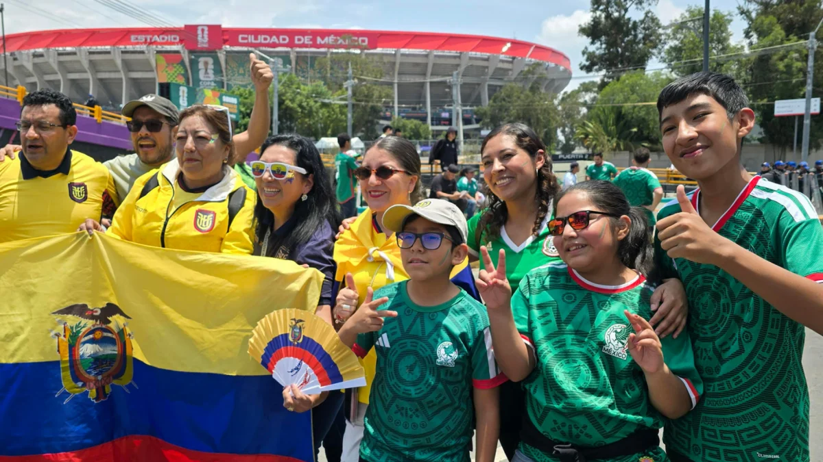 Hinchas de Ecuador y México comparten entusiasmo afuera del estadio capitalino antes del partido.