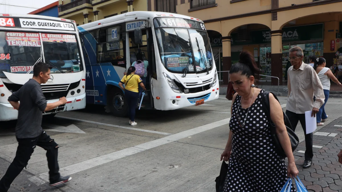 El alza del pasaje en Guayaquil a 45 y 50 centavos dependerá de que las cooperativas instalen aire acondicionado, wifi y sistemas tecnológicos de recaudo.