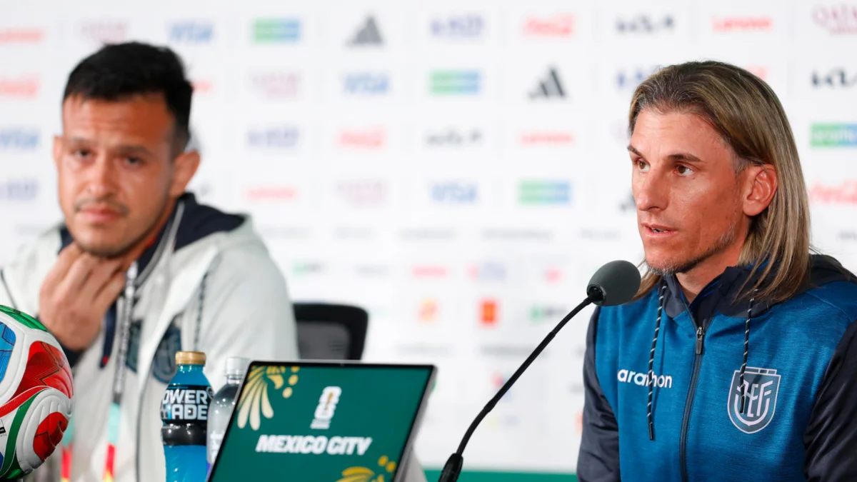 El técnico de la Tri responde en rueda de prensa en Ciudad de México, previo al duelo con México.