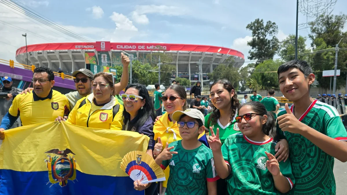 Aficionados de Ecuador y México posan previo a un partido de dieciseisavos de final del Mundial de la FIFA 2026 este martes, en Ciudad de México (México).