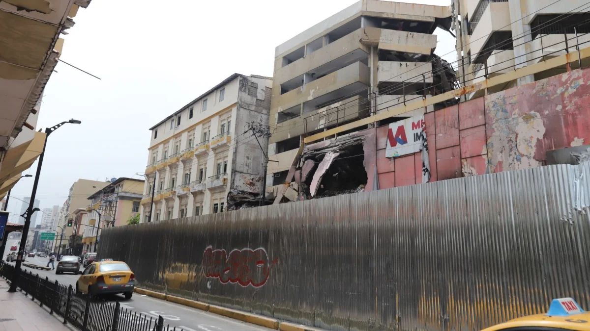 Tras el incendio de febrero del 2026, el edificio del Multicomercio se volvió centro de inseguridad en el extremo sur de la Bahía.