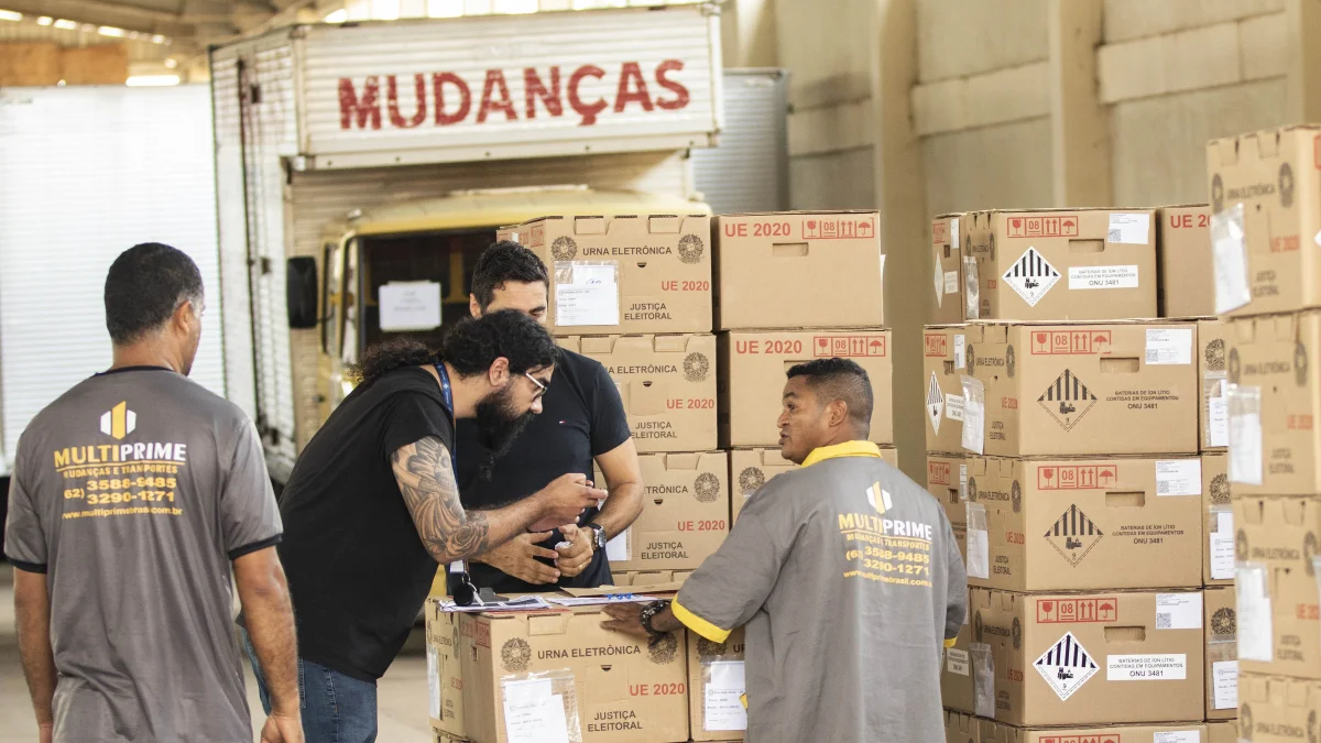 Cuatro trabajadores en Brasil despachan una cajas.
