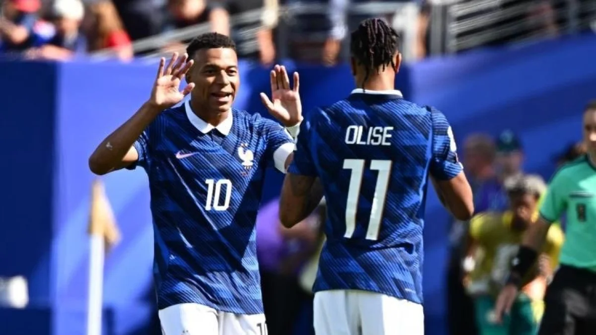Kylian Mbappé celebró sus goles con Olise en el Francia 3 Suecia 0.