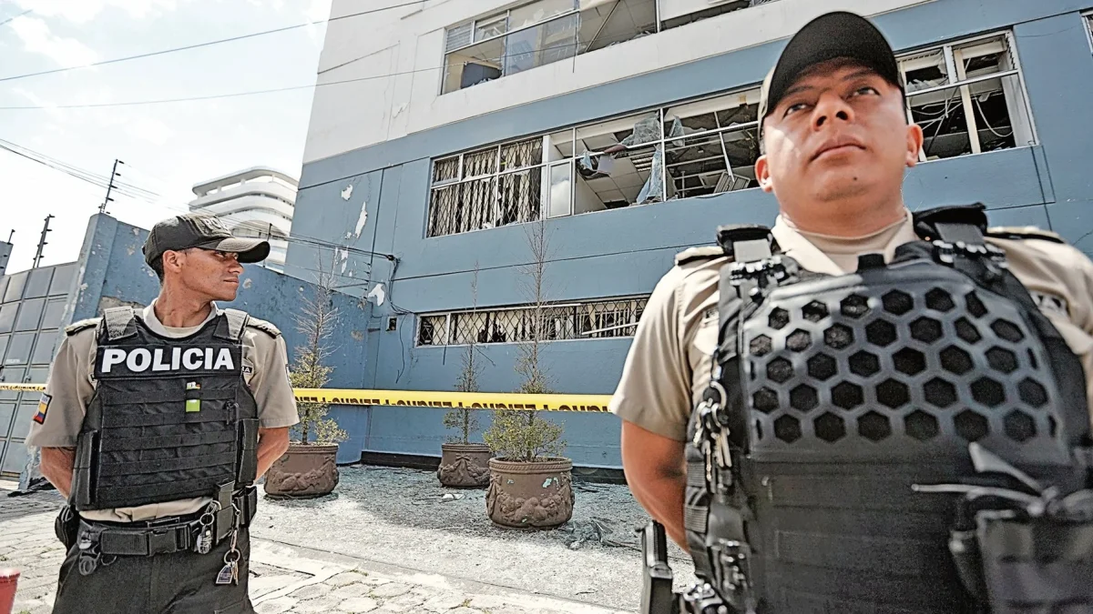 Hecho. Tras las detonaciones en el edificio de la Arcom en Quito, la Policía encontró los panfletos amenazantes.