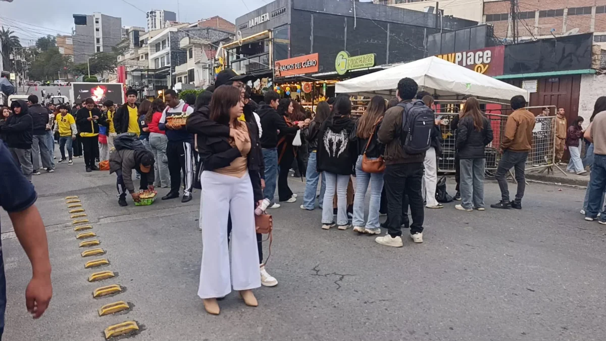 Decenas de aficionados se reunieron en la pileta del centro de Loja para alentar a la selección ecuatoriana durante el partido frente a México.