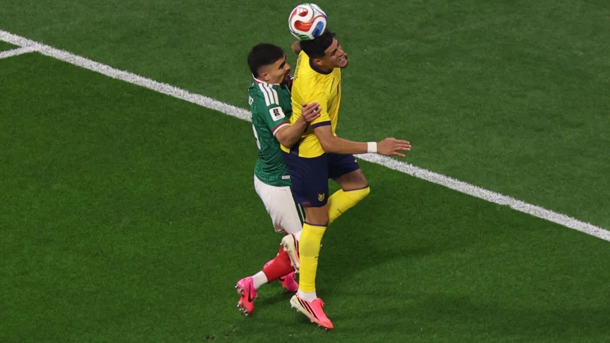 México vs. Ecuador en el Mundial 2026: el ecuatoriano Piero Hincapié pelea por el balón.