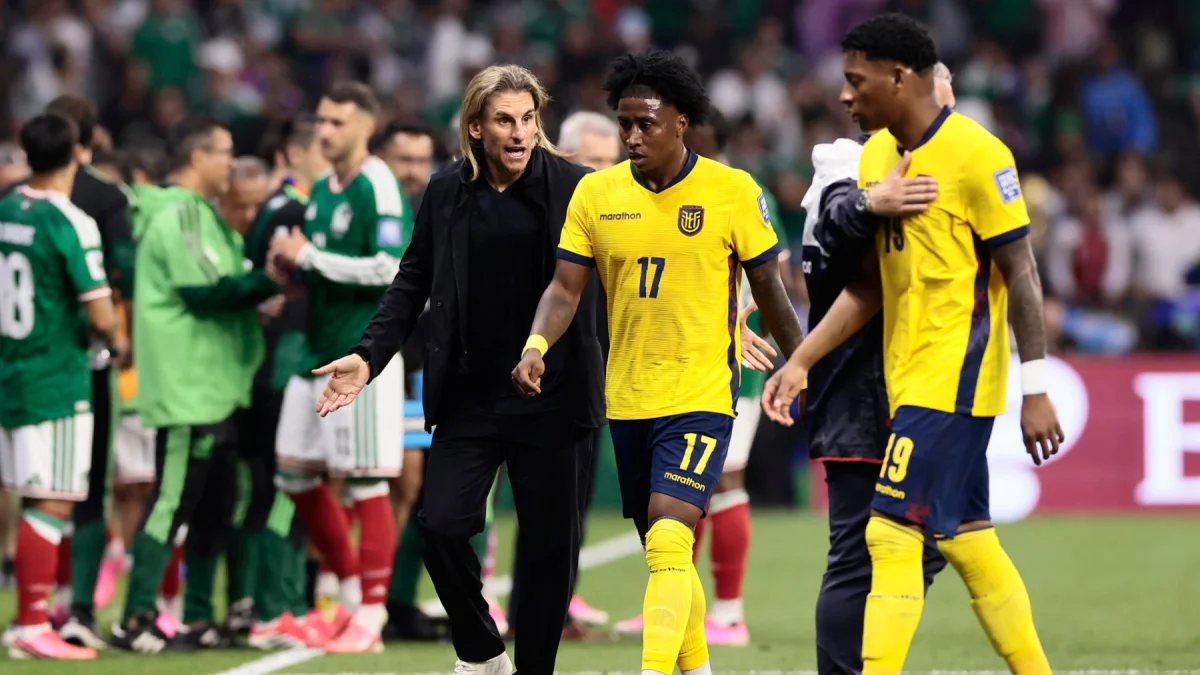 Mundial 2026: Sebastián Beccacece da indicaciones a Angelo Preciado, de Ecuador, ante México.