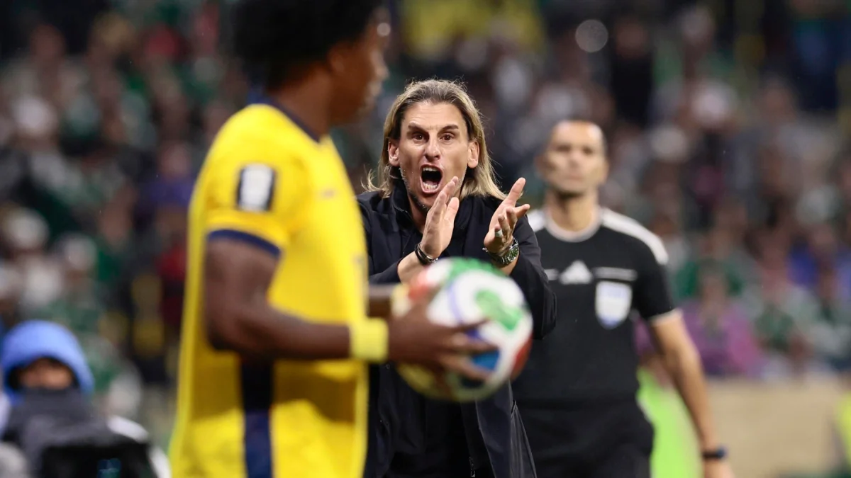 Sebastián Beccacece, DT de Ecuador en el Mundial 2026, da indicaciones en el partido contra México.