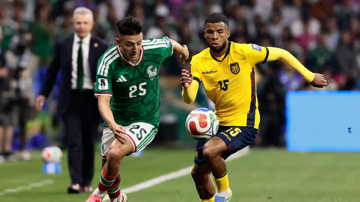 Pedro Vite (d), mediocampista de Ecuador, en la marca a un jugador de México, en el Mundial 2026.