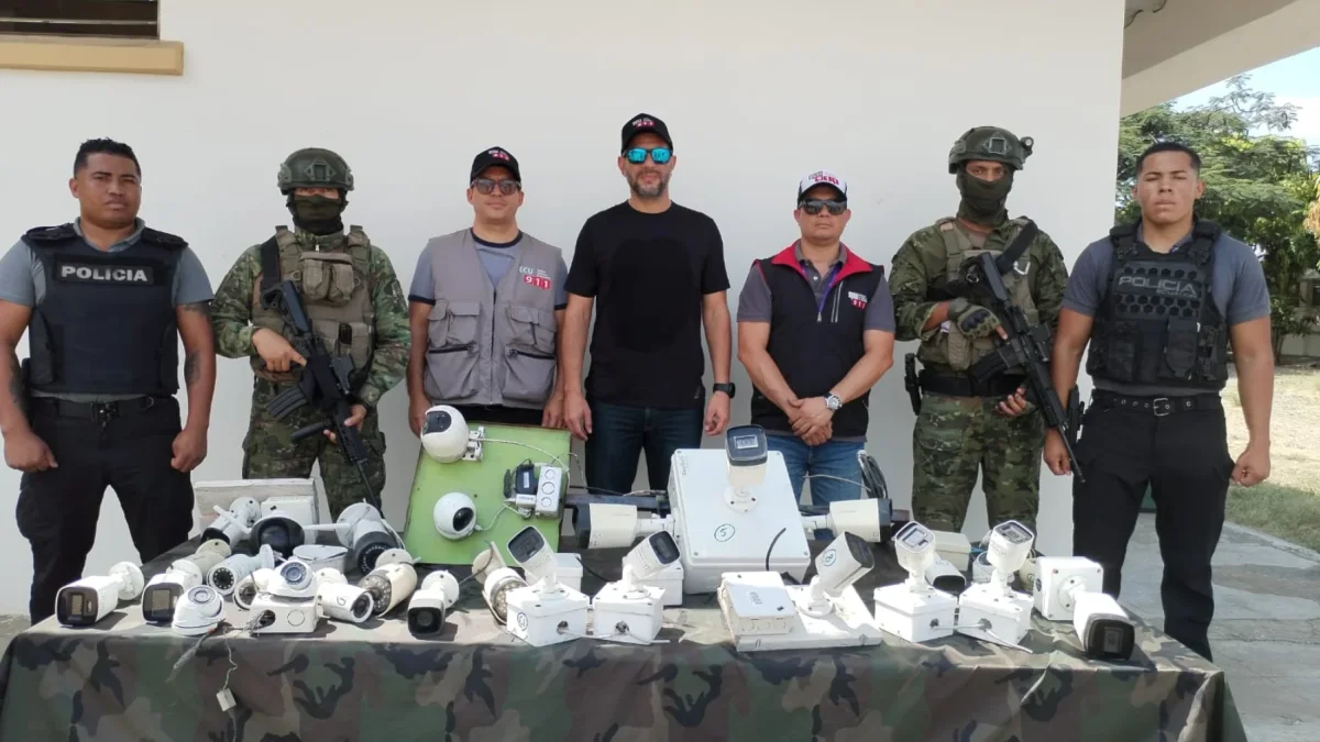 En el lugar se encontraron 28 cámaras de videovigilancia instaladas de manera clandestina en postes de alumbrado público