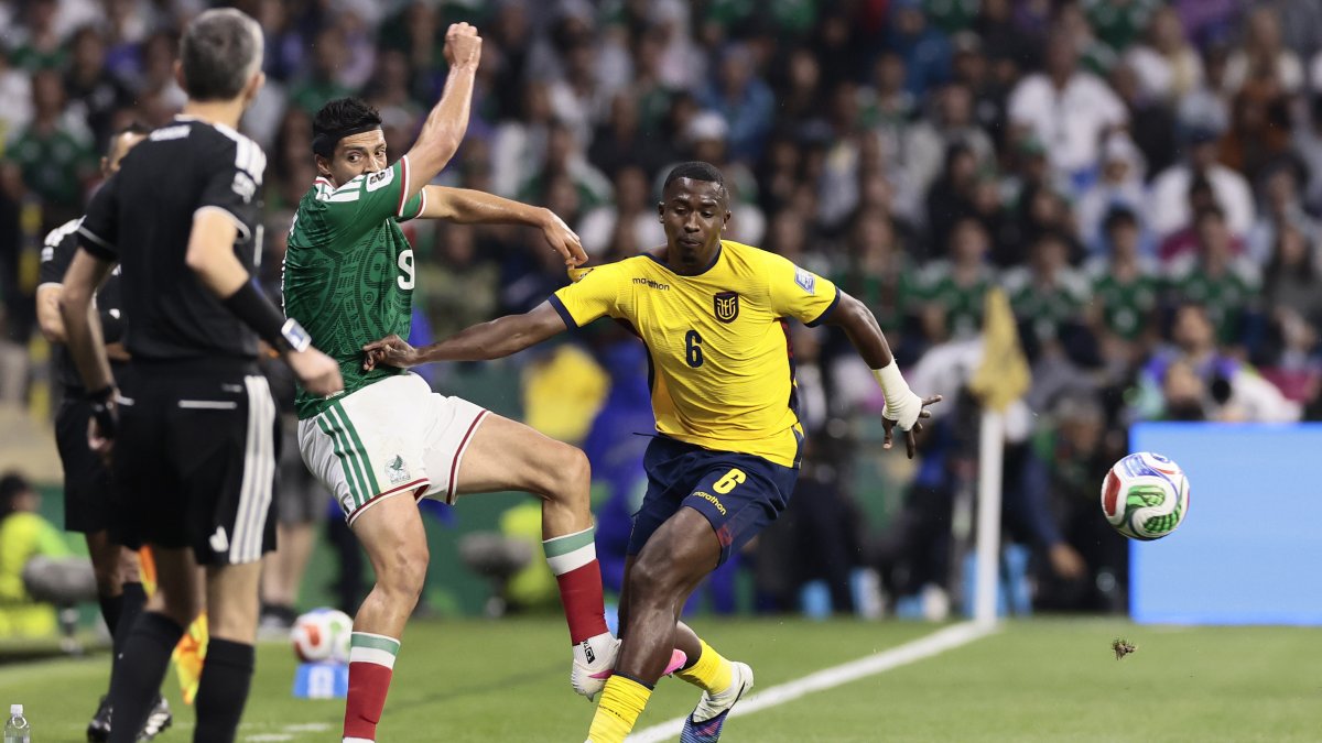 Raúl Jiménez (i) de México disputan el balón con Willian Pacho de Ecuador por los dieciseisavos de final de la FIFA 2026 en el estadio Azteca.