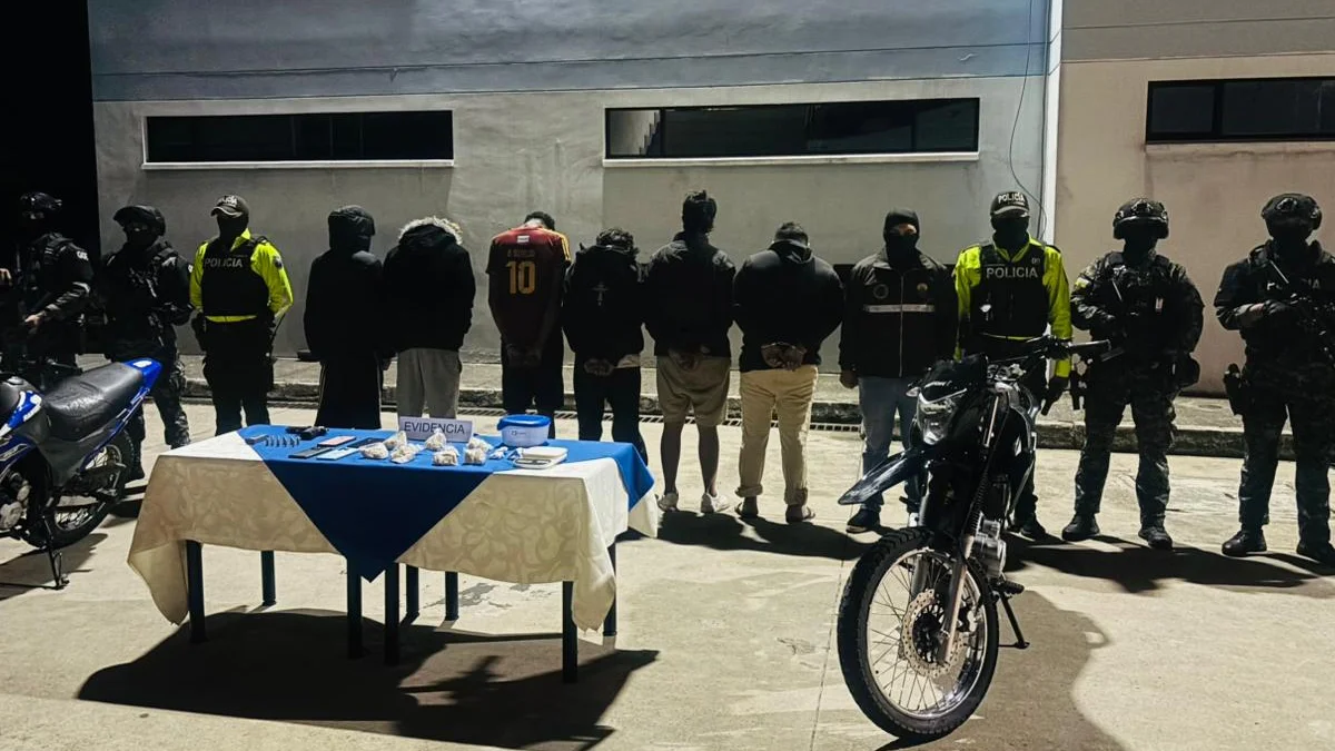 La Policía allanó viviendas en los sectores de Carcelén, La Comuna y Pomasqui. Allí se encontraron granadas, armas y droga.