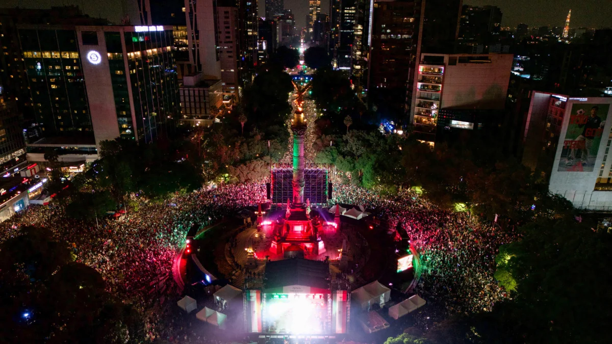 Multitudinaria celebración en el Ángel de la Independencia tras el triunfo de México sobre Ecuador en el Mundial 2026