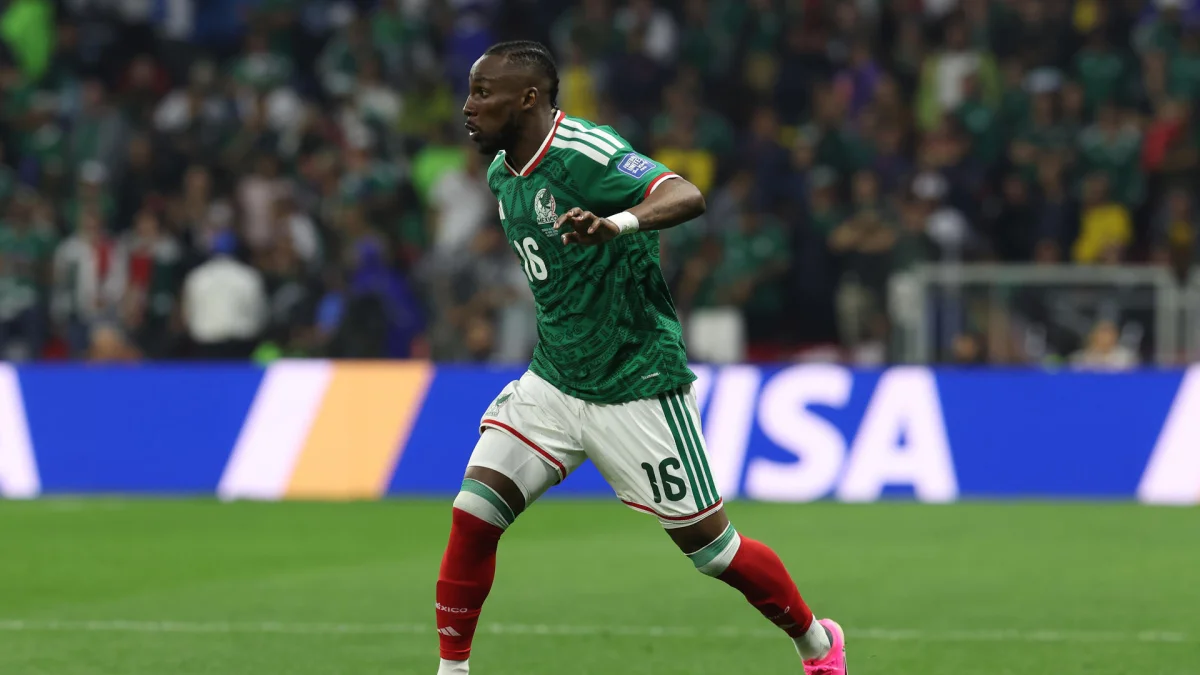 Julián Quiñones conduce el balón con la camiseta de México durante el Mundial 2026.
