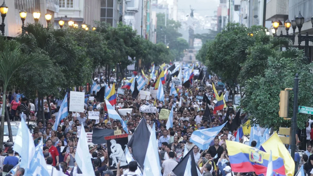 La “Marcha de la Nutella” reflejaba una sociedad capaz de organizarse. Juntas cívicas, cámaras, gremios, universidades y colegios profesionales podían coordinarse alrededor de objetivos comunes.