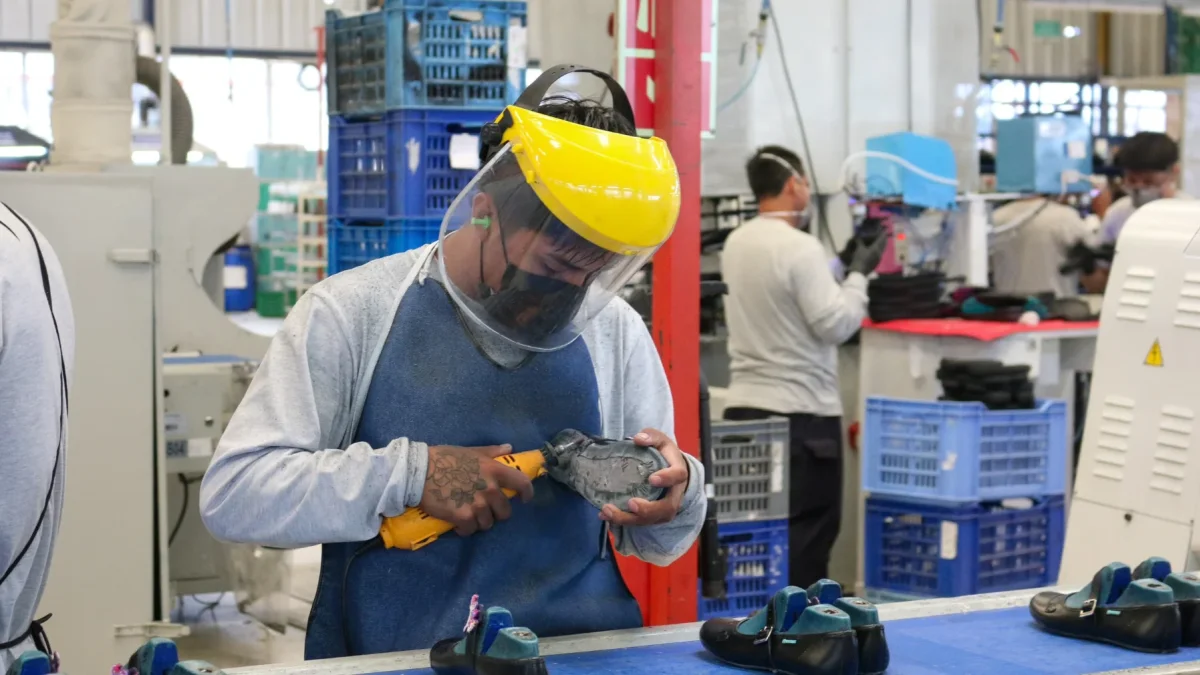 Un trabajador cumple con su jornada laboral en una fábrica.