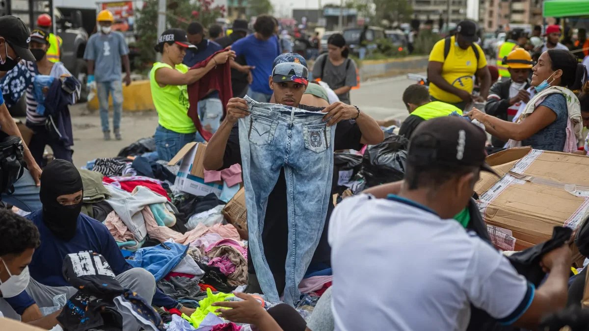 Personas buscan ropa en un campamento instalado frente a los edificios que se derrumbaron durante los terremotos en La Guaira, Venezuela, 30 de junio de 2026.