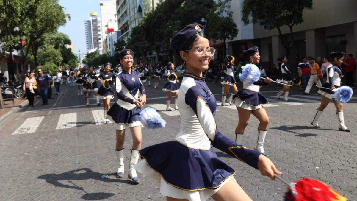 Las bastoneras dieron el toque de alegría en el desfile que recorrió el bulevar 9 de Octubre y la avenida Malecón, en el centro de Guayaquil.