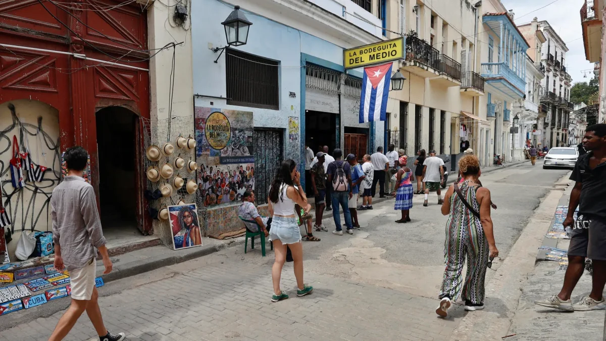 Fotografía del 6 de junio de 2026 de personas caminando frente al bar y restaurante 'La Bodeguita del Medio' en La Habana (Cuba).