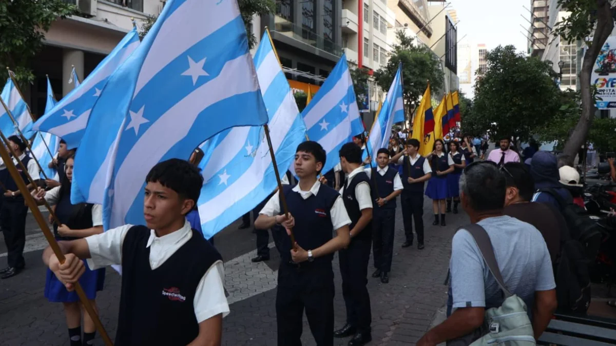 Estudiantes participaron del desfile con el que se iniciaron los festejos por los 491 años del proceso fundacional de Guayaquil.