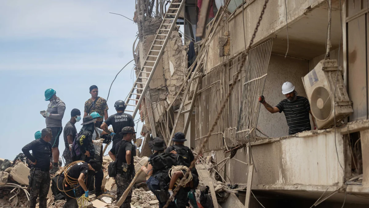 Rescatistas trabajan entre los escombros en Catia La Mar durante las labores de búsqueda tras los terremotos.