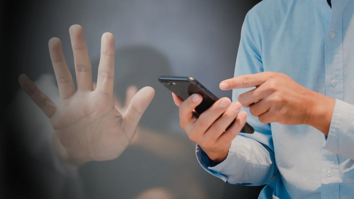 Referencial.Un usuario interactúa con su teléfono en medio de las críticas a TikTok por el uso indebido de la plataforma.