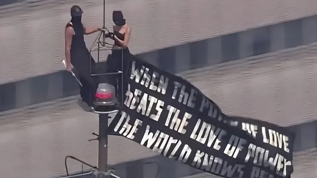 Ivan 'Vanya' Beerkus y Angela Nikolau escalaron sin autorización la antena del Empire State Building, desplegaron una pancarta a favor de la paz y, antes de ser detenidos, protagonizaron una propuesta de matrimonio a más de 400 metros de altura.