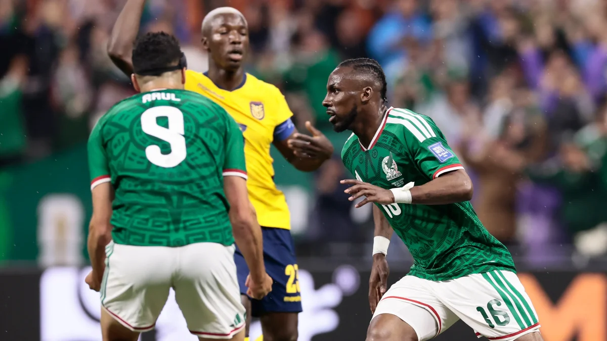 Julián Quiñones destacó con gol y asistencia en la victoria 2-0 de México ante Ecuador.