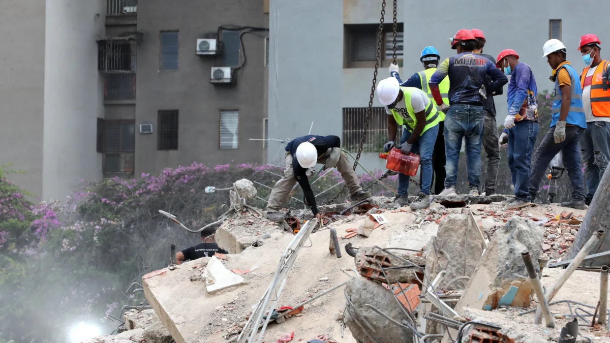 Rescatistas inspeccionan escombros en Caracas durante las operaciones de búsqueda tras los terremotos.