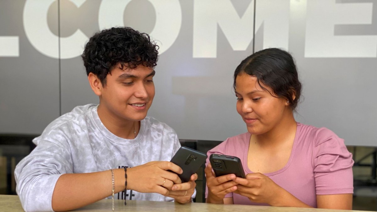 Una aplicación basada en inteligencia artificial, integrada a WhatsApp, complementa las clases de inglés con ejercicios personalizados.