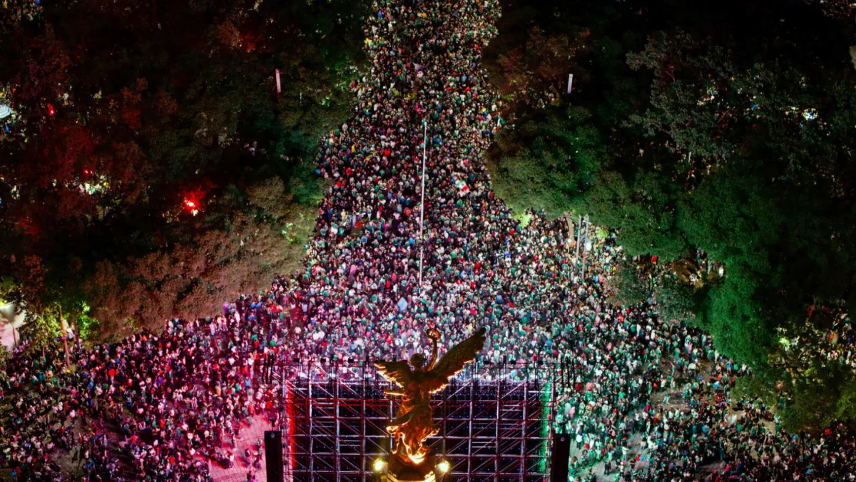 Aficionados celebran en el Ángel de la Independencia tras la victoria de México sobre Ecuador en el Mundial 2026.