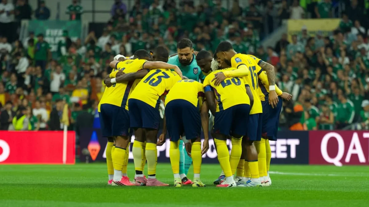 La selección ecuatoriana se reúne antes del inicio del segundo tiempo del partido ante México por los dieciseisavos de final del Mundial de la FIFA 2026.