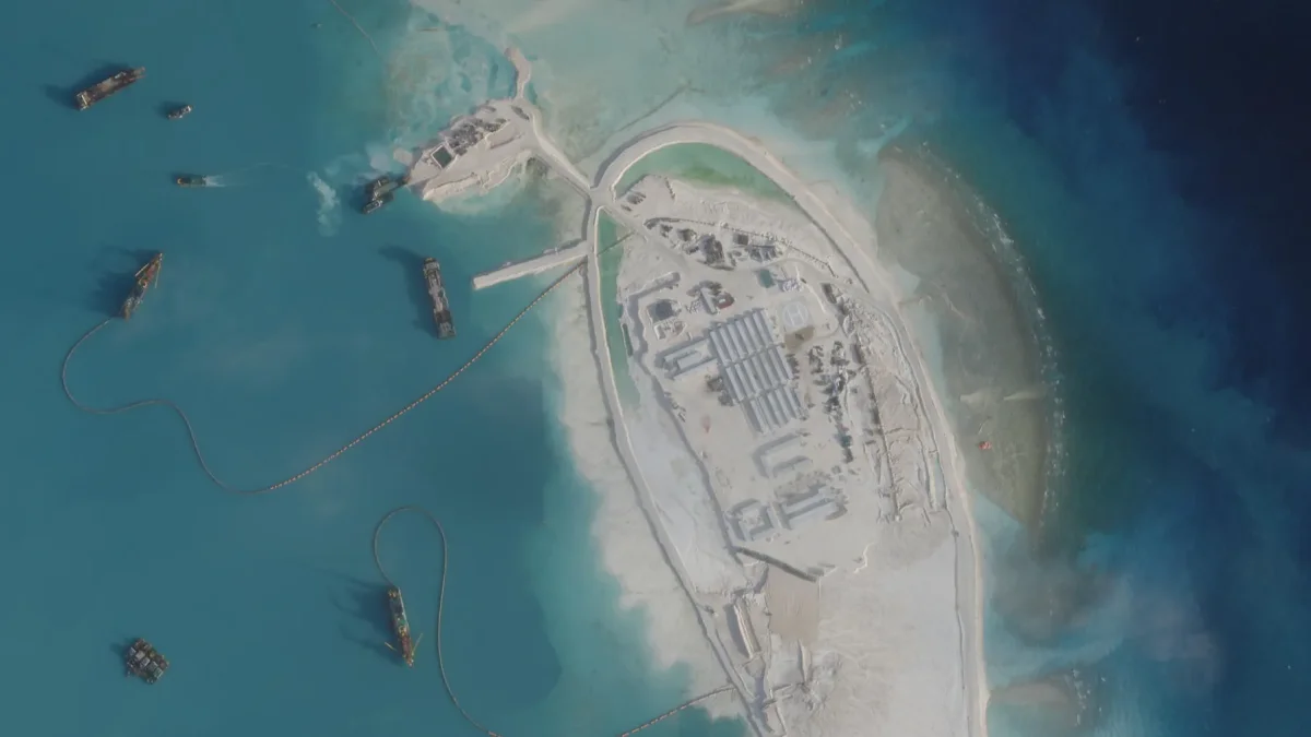 Pekín y Hanói avanzando posiciones lejos del ruido diplomático mediante la creación de islas artificiales.