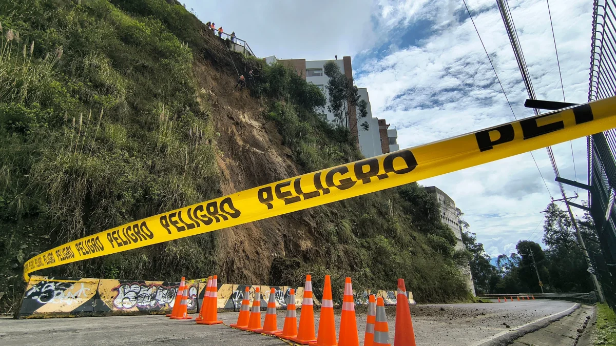 Construcción del muro de hormigón en la antigua vía a Nayón para estabilizar el talud afectado.