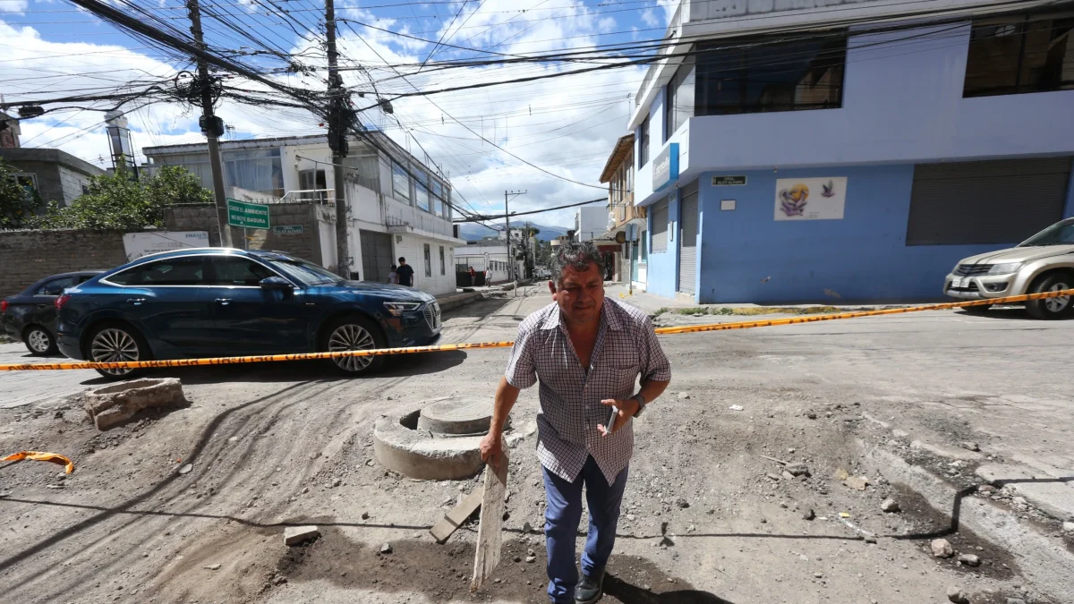 Situación. Calle García Moreno, de cuatro cuadras, conecta al parque central de Cumbayá, luce sin asfalto, maquinaria detenida y calles llenas de polvo.