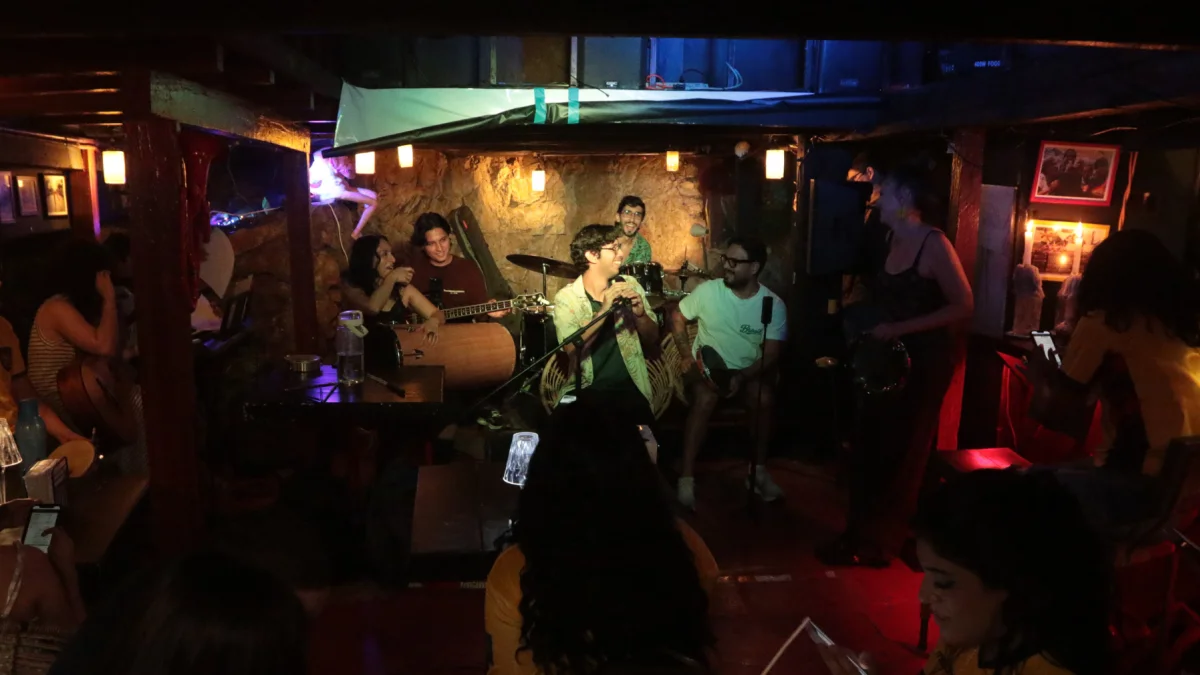 Con los músicos al centro, el evento se transforma rápidamente en un ‘carnaval’ de ritmos cariocas. Miño dirige a los participantes.