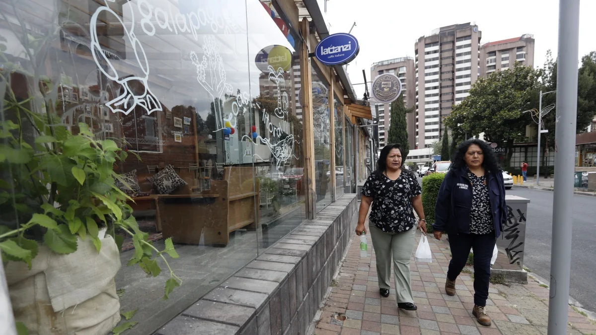 Tipos. En la calle Juan Rodríguez hay una gran presencia de cajas de cristal.