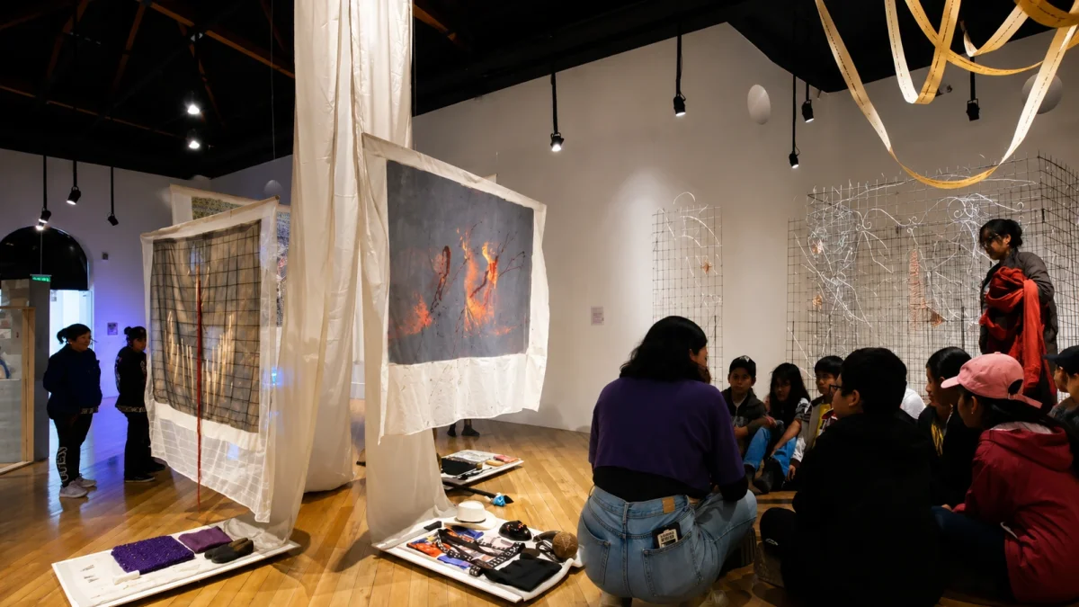 Familias, niños y jóvenes encuentran en el Centro de Arte Contemporáneo un espacio para recorrer, aprender, crear y disfrutar del arte durante el verano.