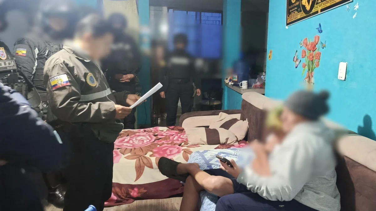 Se realizaron cuatro allanamientos en distintas zonas de Quito. Se encontró armas y drogas.