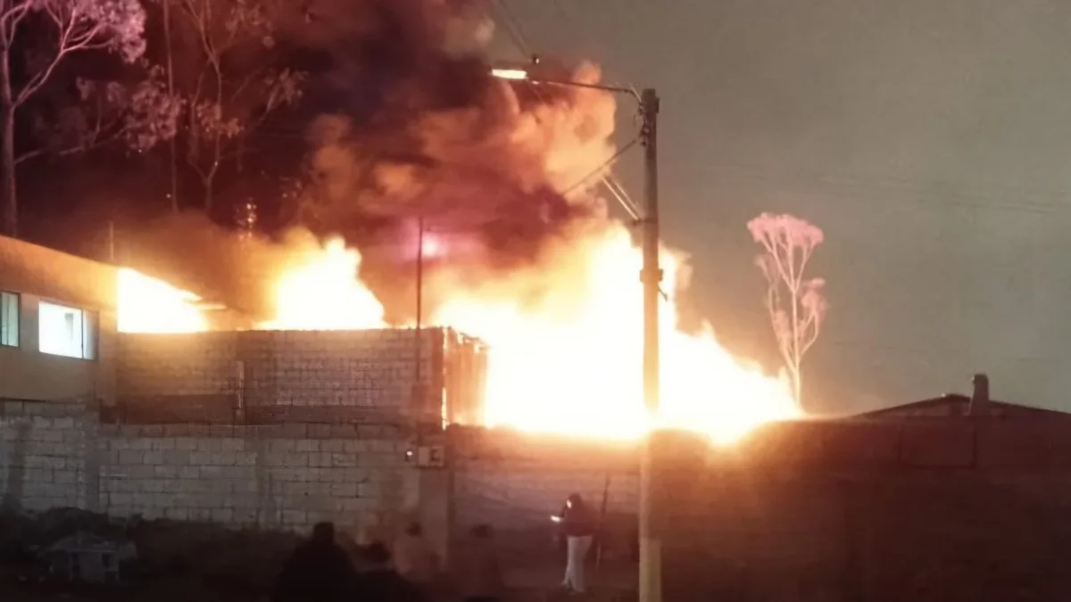 El siniestro se originó en una fábrica de cobijas, donde se almacenaban materiales altamente inflamables.