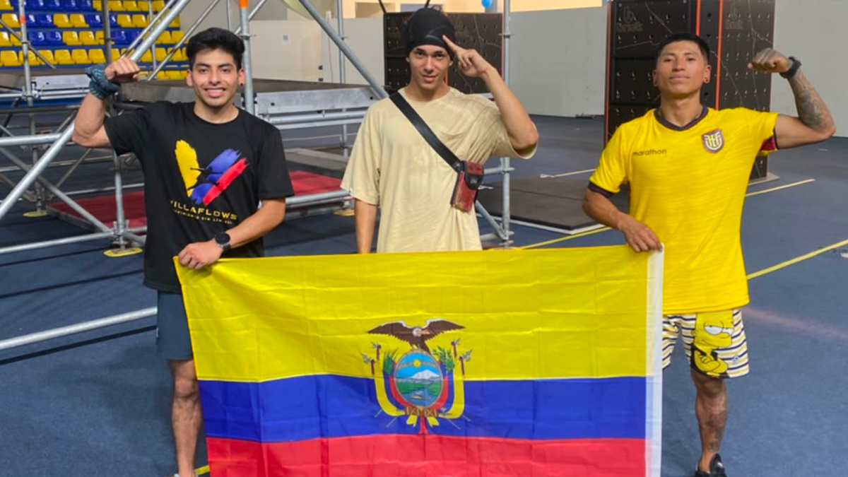 Hugo Chicaiza, Aaron Navia y Steven Galárraga posan con la bandera de Ecuador antes de su participación en el IV Abierto Panamericano de Parkour, que se disputa en San Salvador, El Salvador.