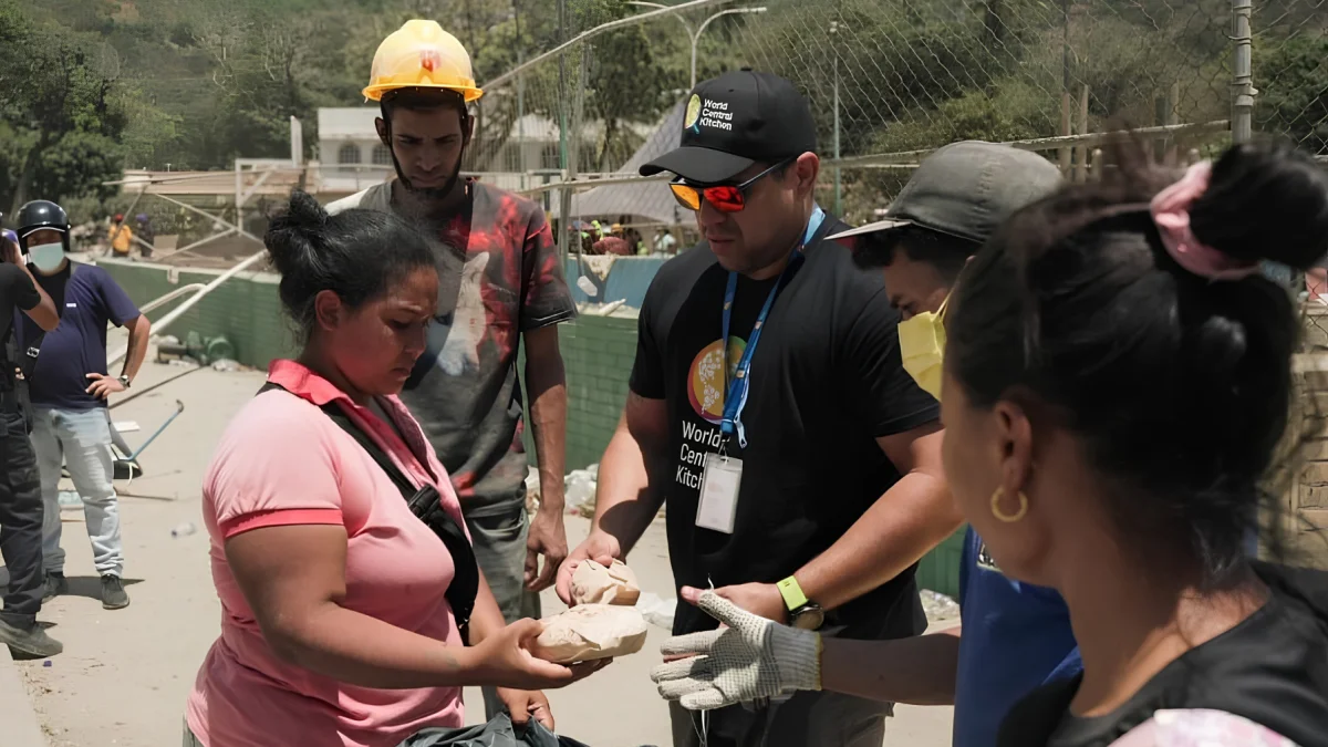 Equipos de World Central Kitchen reparten alimentos a familias y rescatistas en Caraballeda, La Guaira, tras los terremotos.