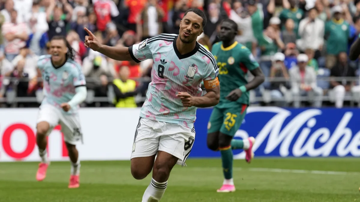 Youri Tielemans, de Bélgica, celebra después de marcar el gol de la victoria 3-2 durante el partido de dieciseisavos de final del Mundial de 2026.