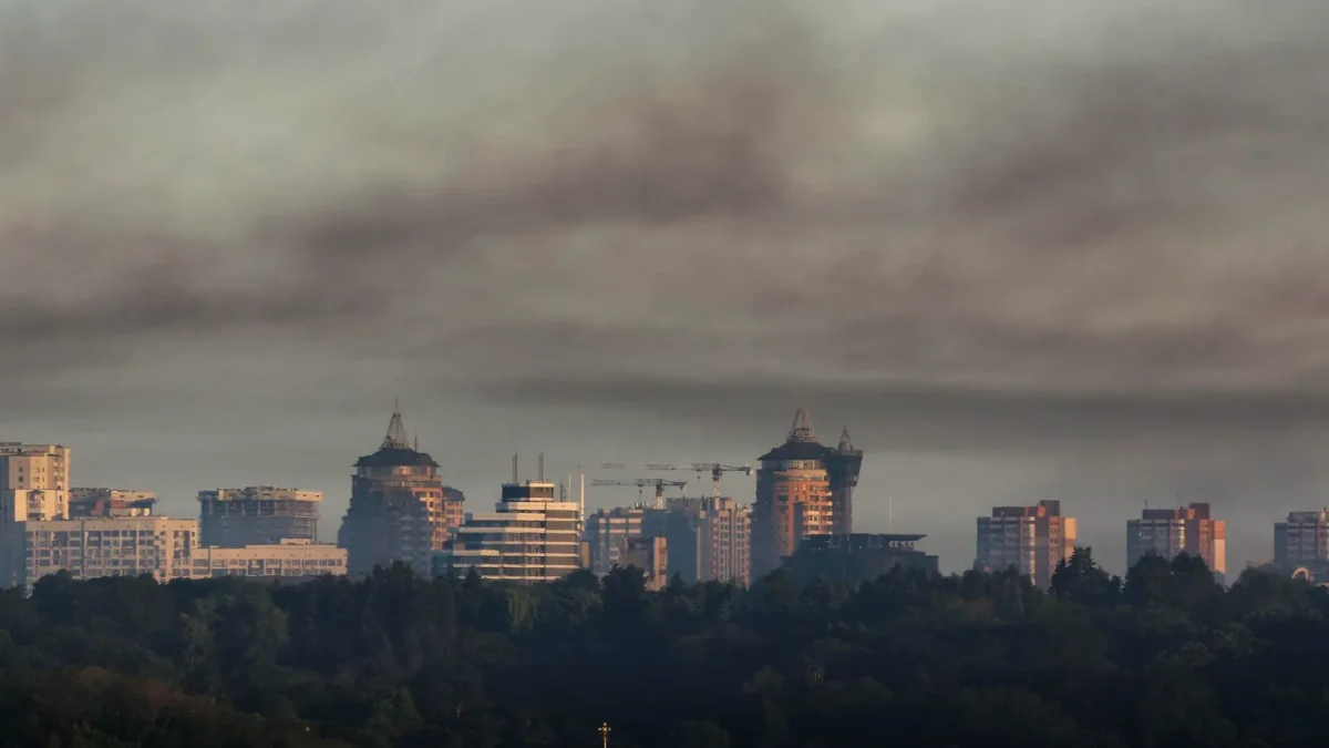 Una nube de incendios flota en el cielo tras un masivo ataque ruso a la capital ucraniana, Kiev, Ucrania, este martes 2 de junio de 2026, en medio de la invasión rusa.