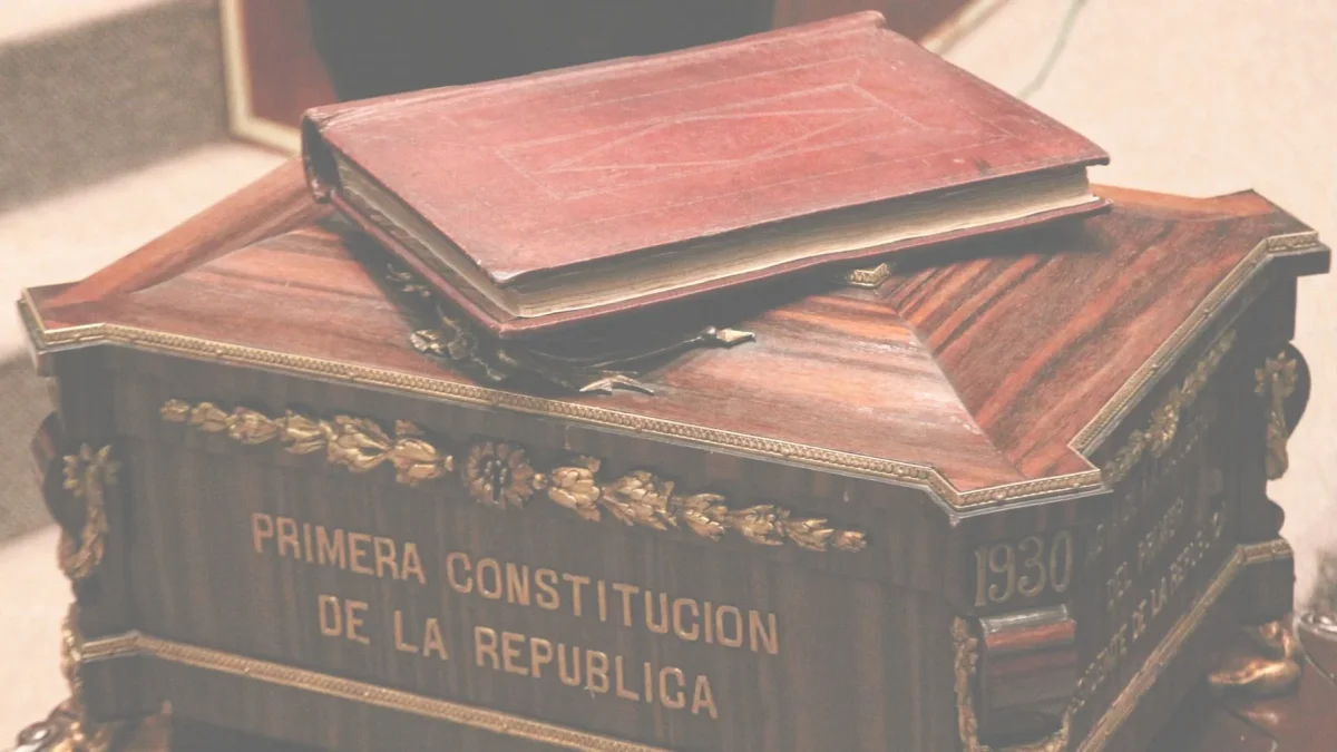 Los primeros artículos de la Constitución ecuatoriana de 1830 proponían una reunión “con igual representación” de un Colegio de Plenipotenciarios de todos los Estados (Colombia, Ecuador y Venezuela).